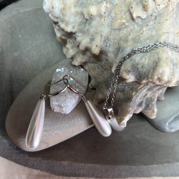 White Shell Pearls Necklace & Earrings set. - Picture 3 of 8